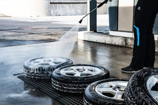 Nettoyer roues de voitures avec Nettoyeur à pression